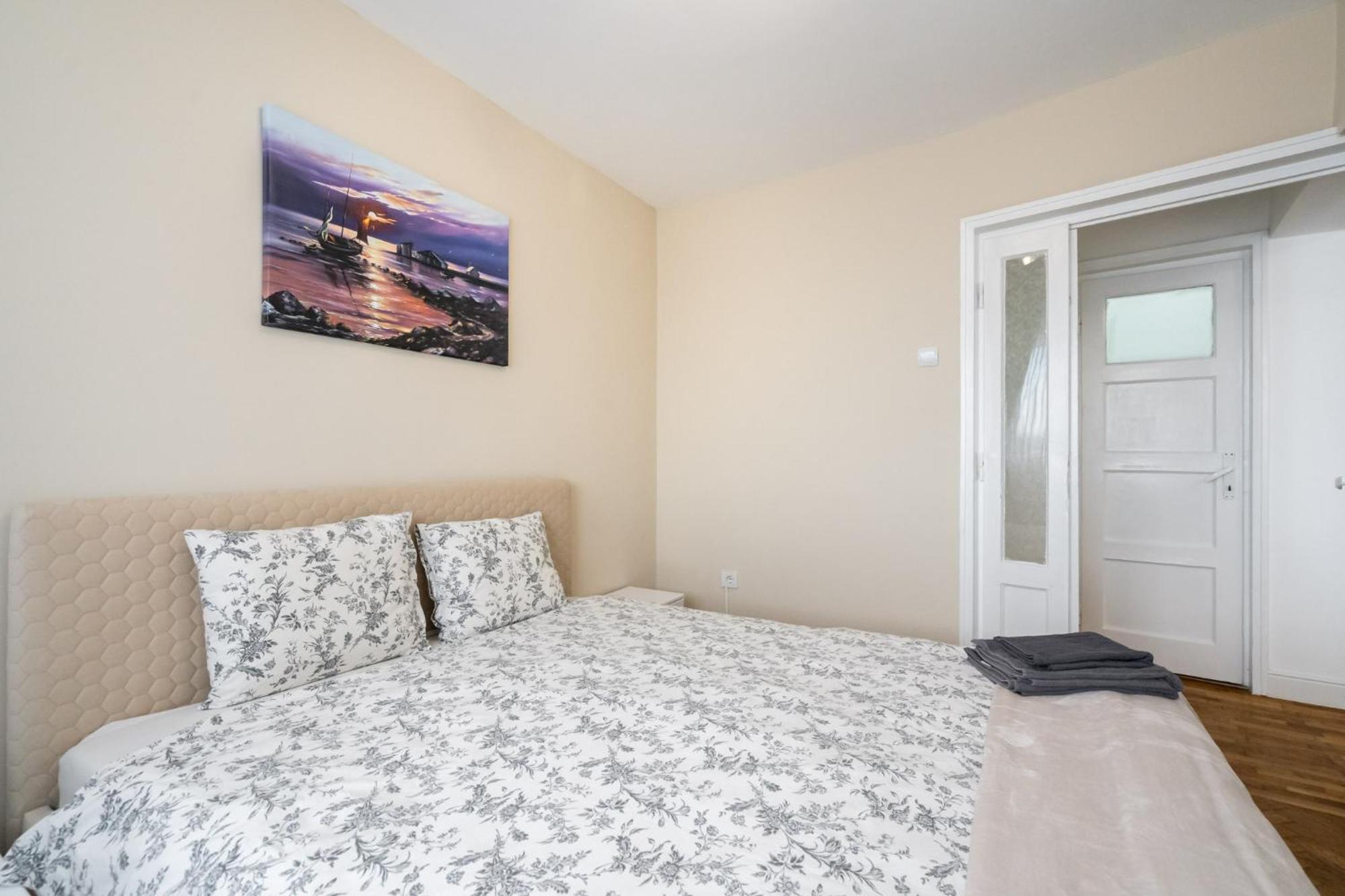 City View Apartment With Private Balcony Bucarest Esterno foto
