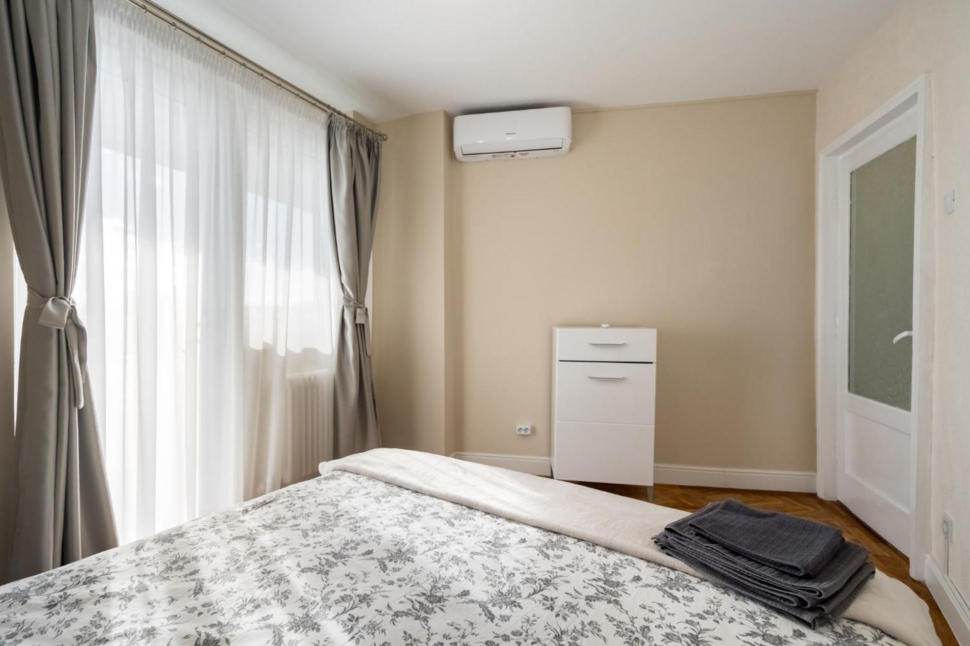 City View Apartment With Private Balcony Bucarest Esterno foto