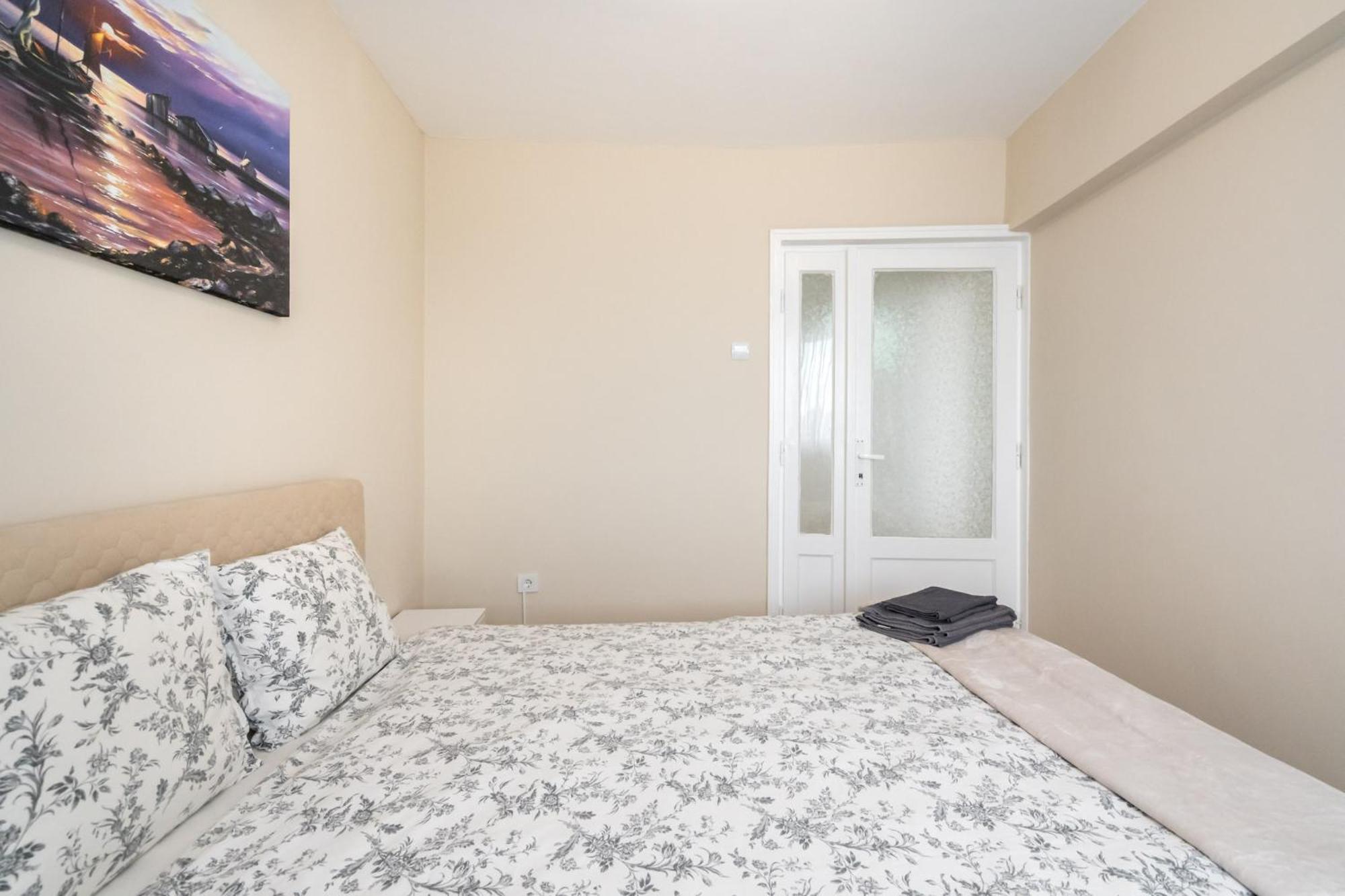 City View Apartment With Private Balcony Bucarest Esterno foto