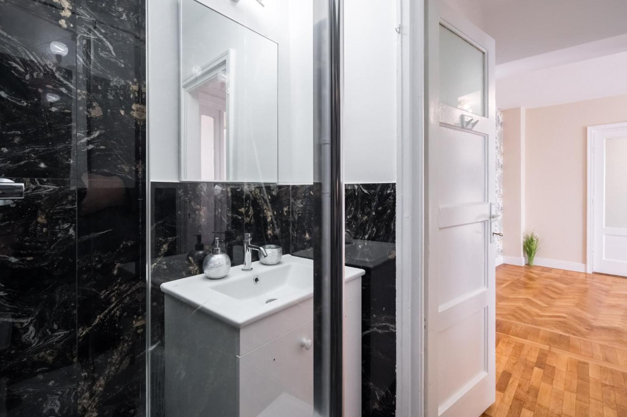 City View Apartment With Private Balcony Bucarest Esterno foto